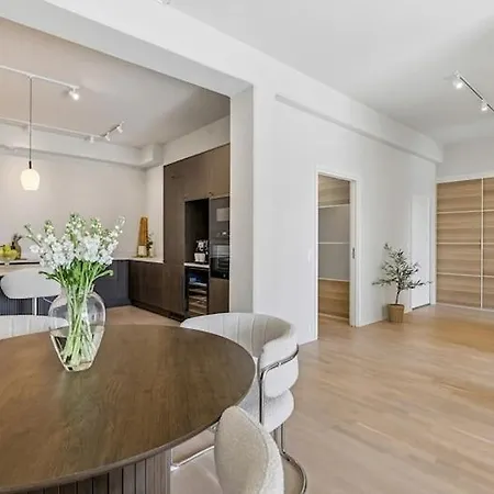 Bright And Modern Centrally Located In Lade *